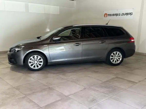 Peugeot 308 SW 2019 - 13000 EUR, 76390 km - AUTO.MOTO.pt - 76390km - foto 4 de 22