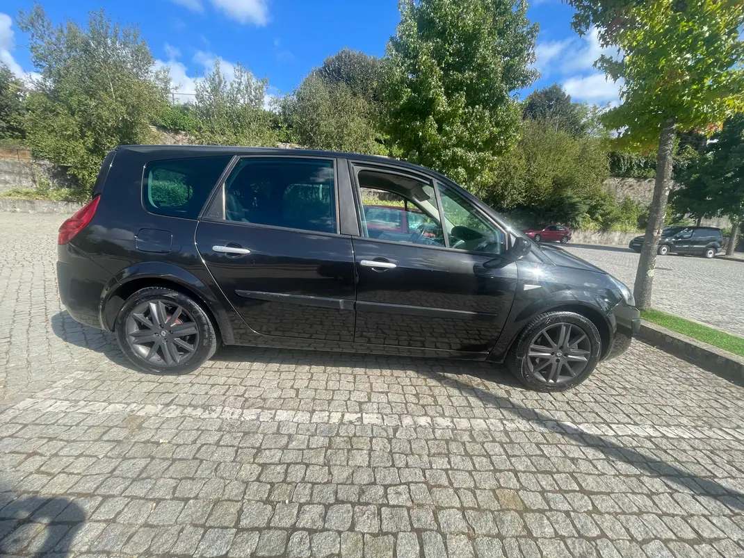 Renault Scénic 2009 - 4990 EUR, 245000 km - AUTO.MOTO.pt - 245000km - foto 7 de 13