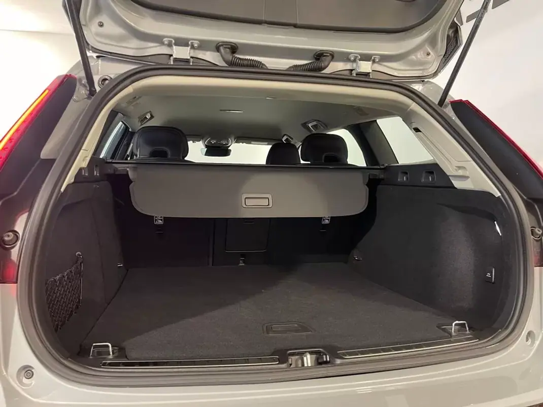 Volvo V60 2025 - 43500 EUR, 1900 km - AUTO.MOTO.pt - 1900km - foto 33 de 35