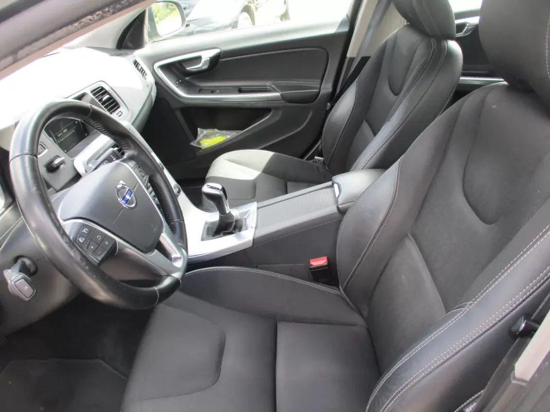 Volvo S60 2016 - 11500 EUR, 236000 km - AUTO.MOTO.pt - 236000km - foto 10 de 11