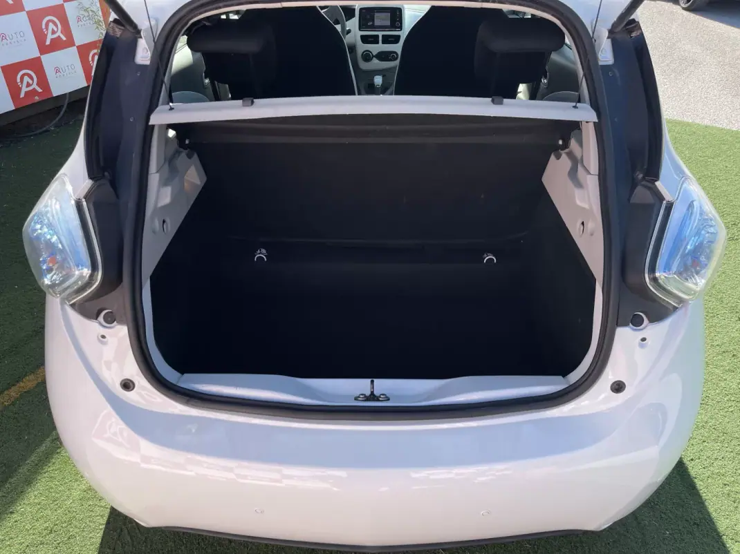 Renault Zoe 2018 - 11490 EUR, 75380 km - AUTO.MOTO.pt - 75380km - foto 18 de 19