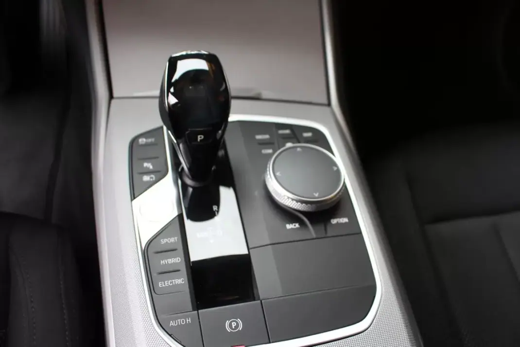 BMW 330 2019 - 26800 EUR, 38754 km - AUTO.MOTO.pt - 38754km - foto 4 de 9