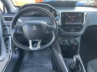 Peugeot 2008 2017 - 11950 EUR, 161968 km - AUTO.MOTO.pt - 161968km - foto 10 de 12