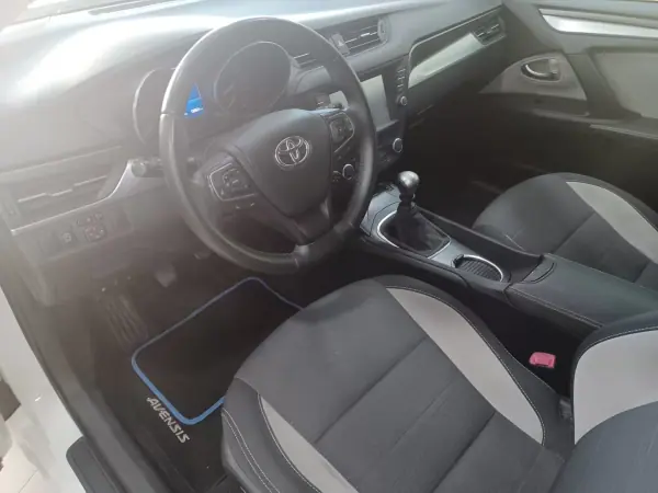 Toyota Avensis Touring Sports 2016 - 15980 EUR, 120621 km - AUTO.MOTO.pt - 120621km - foto 11 de 45