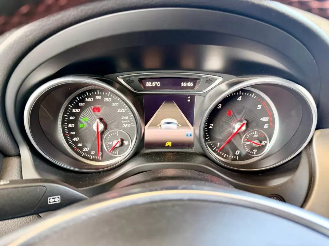 Mercedes-Benz CLA 180 2016 - 18990 EUR, 209795 km - AUTO.MOTO.pt - 209795km - foto 19 de 23