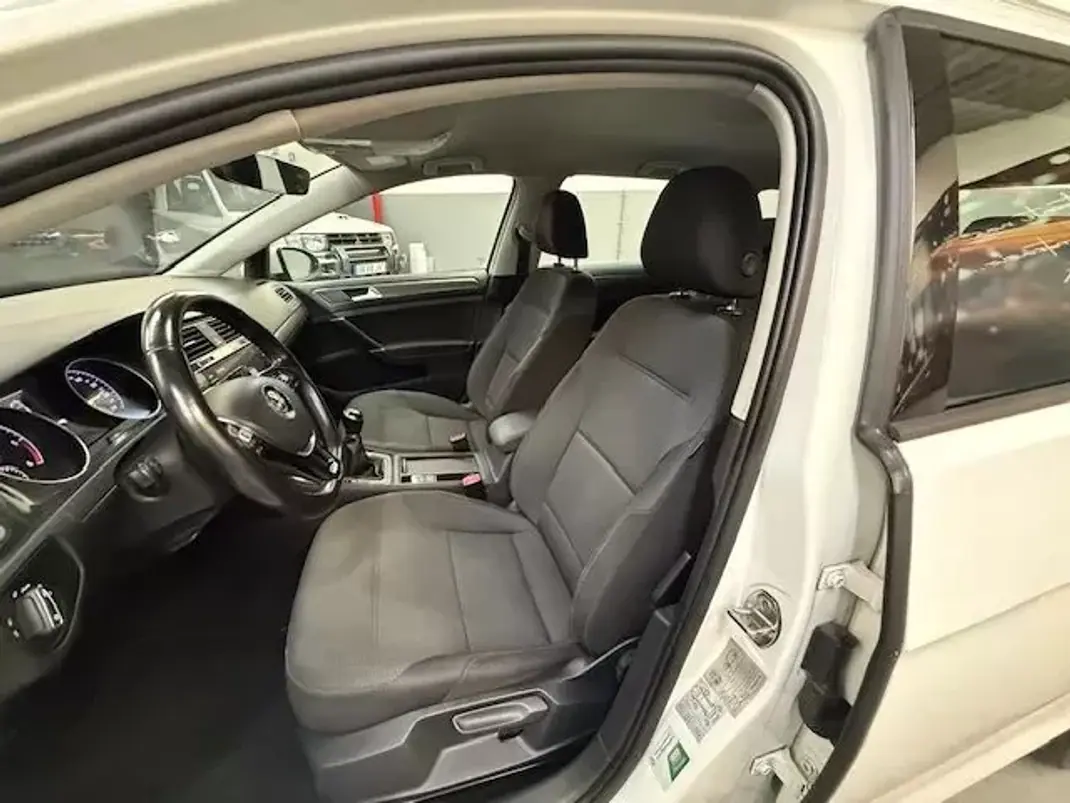 Volkswagen Golf Variant 2018 - 8999 EUR, 290000 km - AUTO.MOTO.pt - 290000km - foto 8 de 9