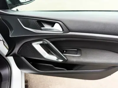 Peugeot 308 SW 2015 - 9750 EUR, 140800 km - AUTO.MOTO.pt - 140800km - foto 16 de 19
