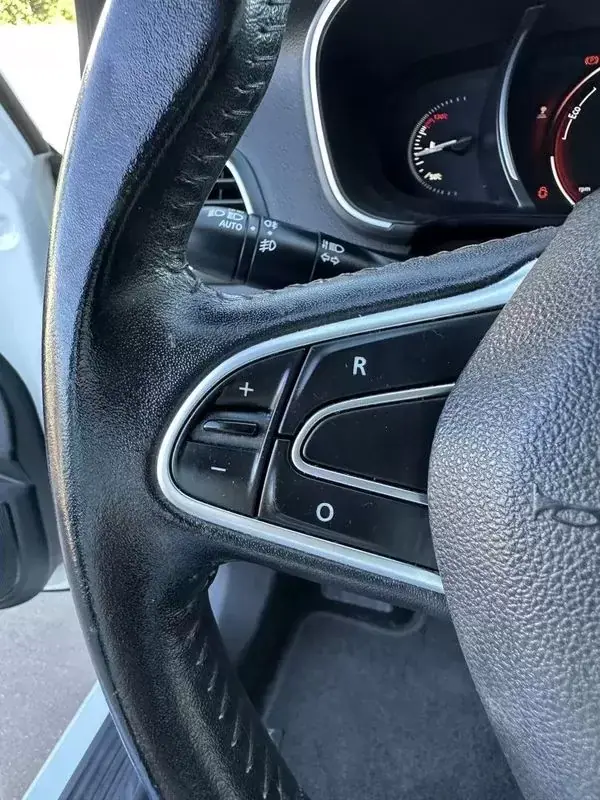 Renault Mégane Sport Tourer 2017 - 9900 EUR, 190000 km - AUTO.MOTO.pt - 190000km - foto 37 de 60