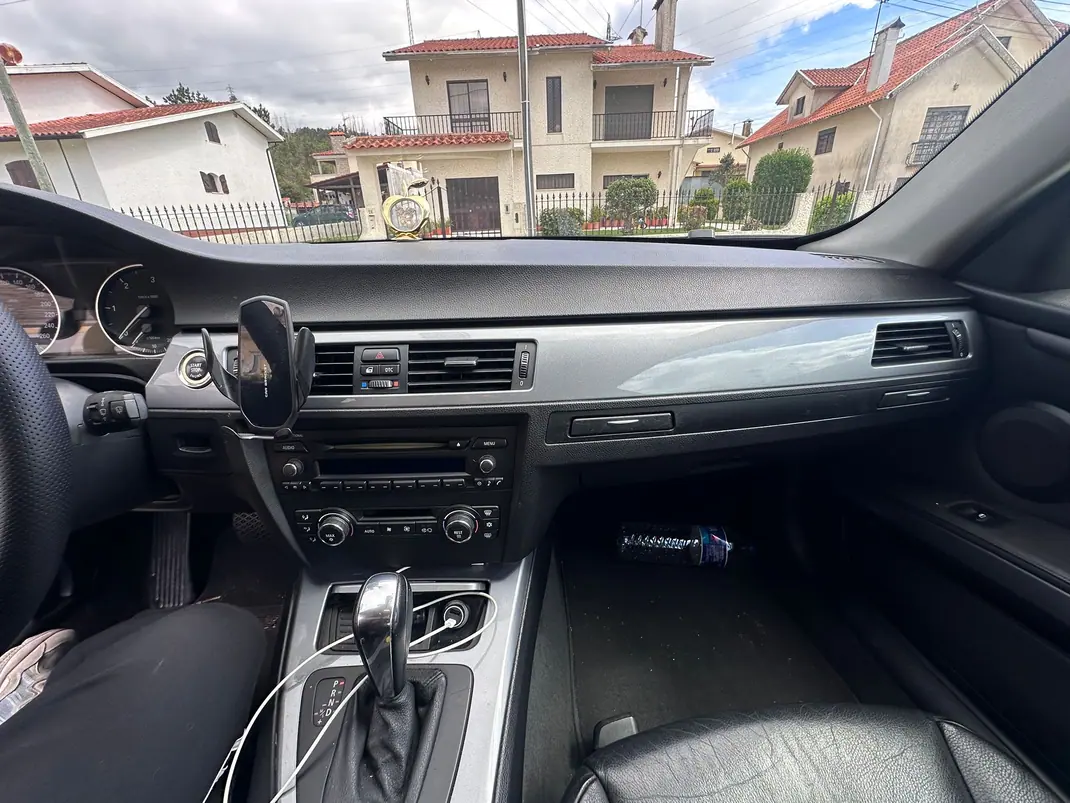 BMW 320 2009 - 11000 EUR, 240 km - AUTO.MOTO.pt - 240km - foto 4 de 8