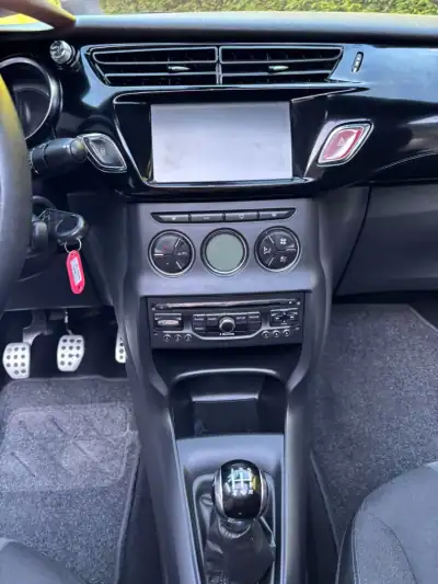 Citroën DS3 2013 - 10900 EUR, 135000 km - AUTO.MOTO.pt - 135000km - foto 21 de 31