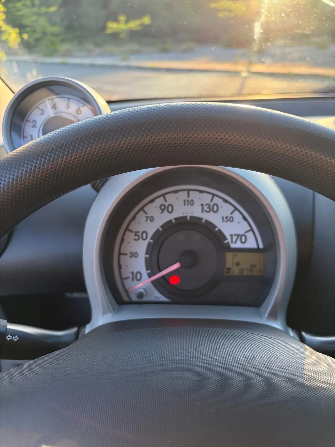 Peugeot 107 2006 - 3000 EUR, 188000 km - AUTO.MOTO.pt - 188000km - foto 7 de 15