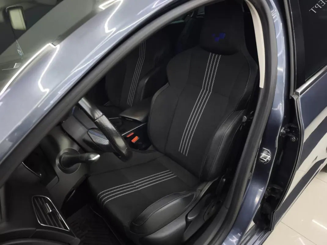 Renault Mégane Sport Tourer 2018 - 14450 EUR, 246155 km - AUTO.MOTO.pt - 246155km - foto 20 de 37