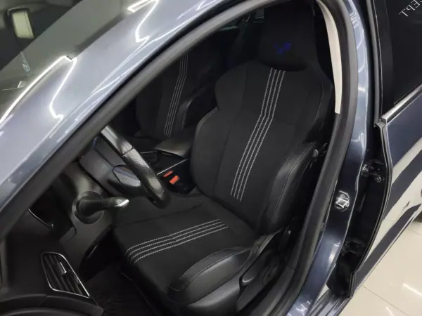 Renault Mégane Sport Tourer 2018 - 14450 EUR, 246155 km - AUTO.MOTO.pt - 246155km - foto 20 de 37