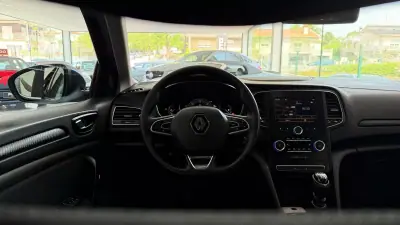 Renault Mégane Sport Tourer 2017 - 10990 EUR, 233602 km - AUTO.MOTO.pt - 233602km - foto 20 de 29