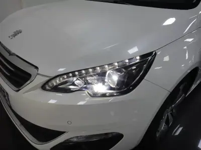 Peugeot 308 2016 - 10500 EUR, 136000 km - AUTO.MOTO.pt - 136000km - foto 9 de 26