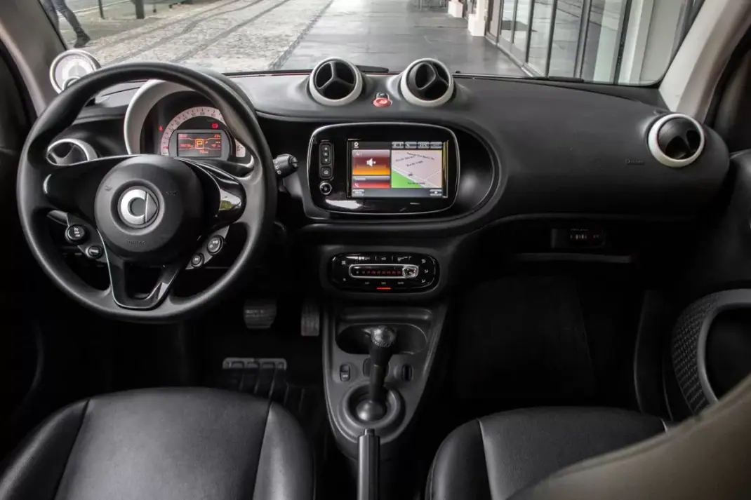 Smart ForTwo Coupé 2019 - 10900 EUR, 68296 km - AUTO.MOTO.pt - 68296km - foto 30 de 37