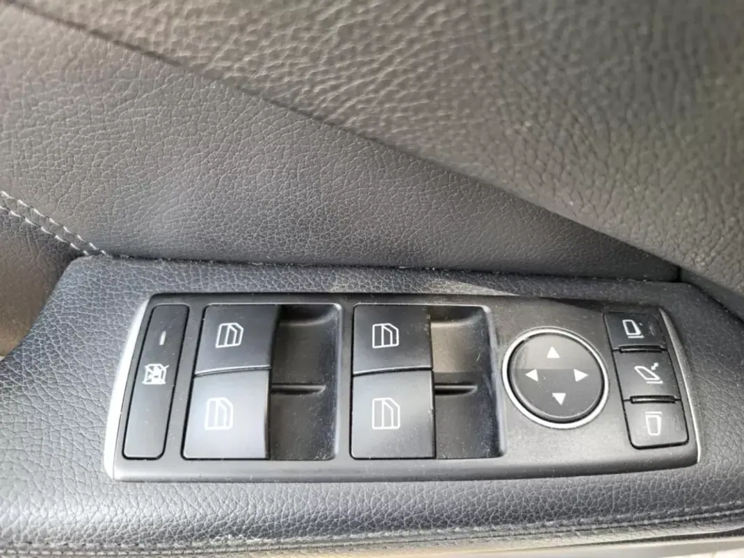 Mercedes-Benz E 200 2014 - 18900 EUR, 147135 km - AUTO.MOTO.pt - 147135km - foto 10 de 20