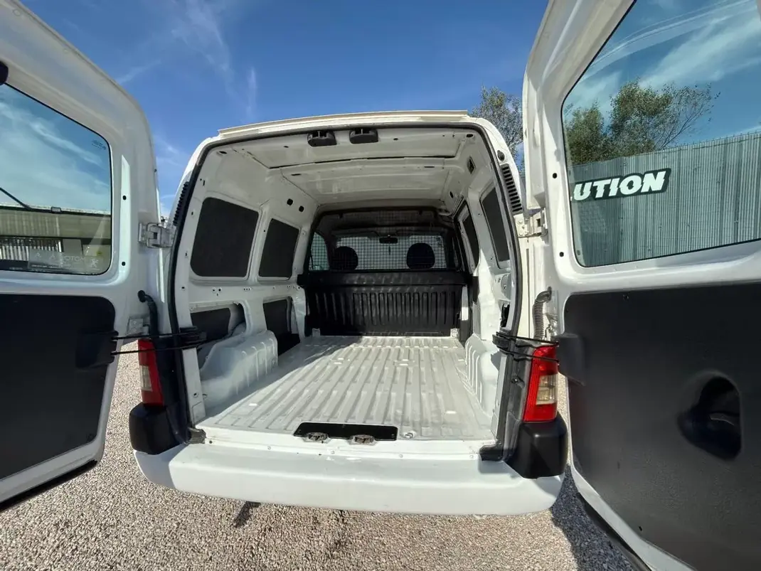 Peugeot 2006 - 5450 EUR, 149000 km - AUTO.MOTO.pt - 149000km - foto 7 de 12