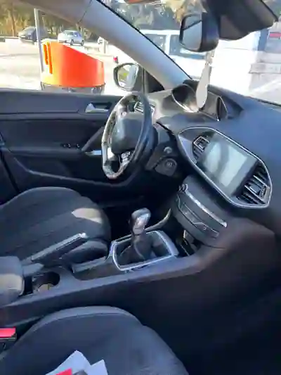 Peugeot 308 2016 - 7500 EUR, 147658 km - 147658km - foto 5 de 9