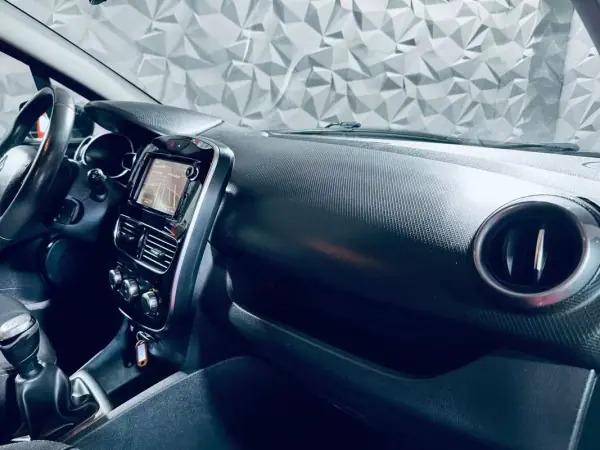 Renault Clio 2017 - 13990 EUR, 104061 km - AUTO.MOTO.pt - 104061km - foto 15 de 28