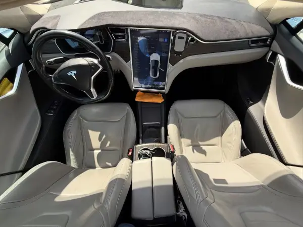 Tesla Model S 2015 - 27500 EUR, 162000 km - AUTO.MOTO.pt - 162000km - foto 17 de 21
