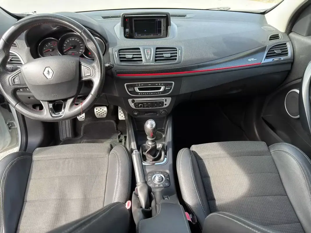 Renault Mégane 2010 - 5900 EUR, 215894 km - AUTO.MOTO.pt - 215894km - foto 9 de 22