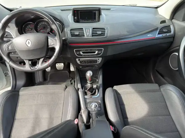 Renault Mégane 2010 - 5900 EUR, 215894 km - AUTO.MOTO.pt - 215894km - foto 9 de 22