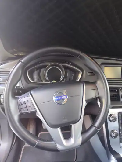 Volvo V40 2015 - 13999 EUR, 116000 km - AUTO.MOTO.pt - 116000km - foto 6 de 13