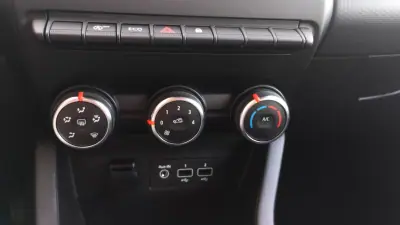 Renault Clio 2021 - 13999 EUR, 63000 km - AUTO.MOTO.pt - 63000km - foto 32 de 38