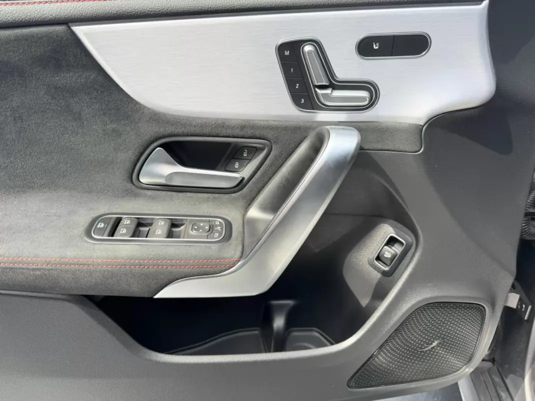 Mercedes-Benz CLA 180 2021 - 31500 EUR, 89000 km - AUTO.MOTO.pt - 89000km - foto 8 de 15