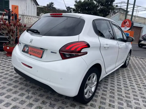 Peugeot 208 2015 - 8250 EUR, 123851 km - AUTO.MOTO.pt - 123851km - foto 7 de 12