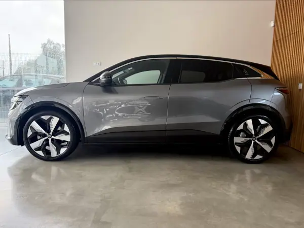Renault Mégane E-Tech 2023 - 25500 EUR, 58000 km - AUTO.MOTO.pt - 58000km - foto 20 de 121
