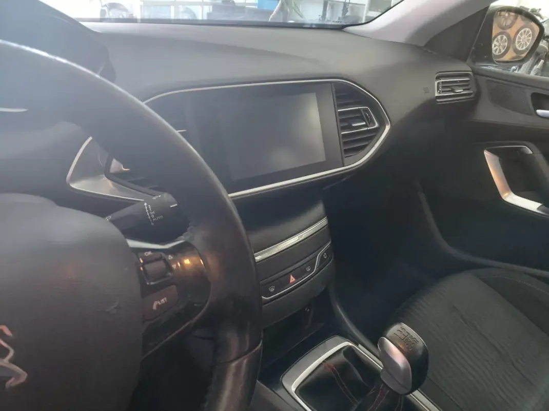 Peugeot 308 2016 - 9999 EUR, 145000 km - AUTO.MOTO.pt - 145000km - foto 12 de 18