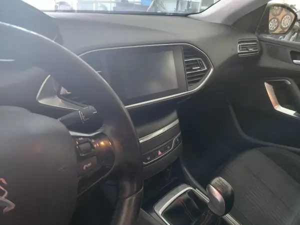 Peugeot 308 2016 - 9999 EUR, 145000 km - AUTO.MOTO.pt - 145000km - foto 12 de 18