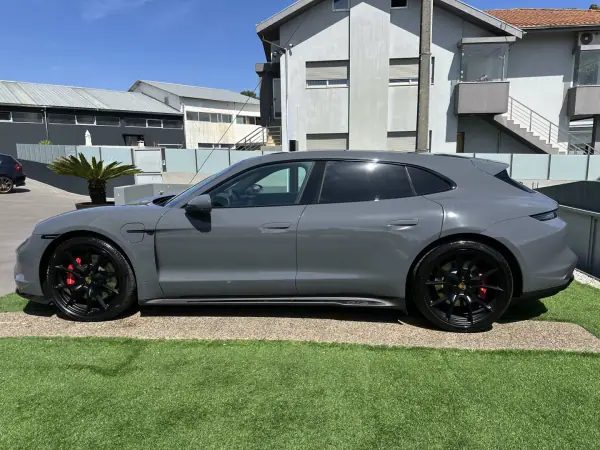 Porsche Taycan Sport Turismo 2025 - 130000 EUR, 19000 km - AUTO.MOTO.pt - 19000km - foto 19 de 78