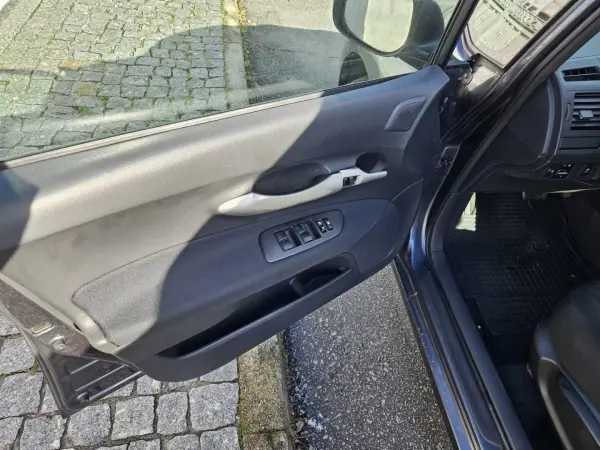 Toyota Auris 2007 - 5990 EUR, 286953 km - AUTO.MOTO.pt - 286953km - foto 11 de 12