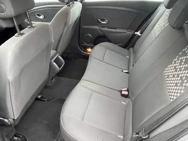 Renault Mégane Break 2012 - 7750 EUR, 289000 km - AUTO.MOTO.pt - 289000km - foto 7 de 9