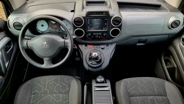 Peugeot Partner 2018 - 14900 EUR, 160000 km - AUTO.MOTO.pt - 160000km - foto 9 de 23