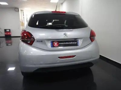 Peugeot 208 2018 - 9900 EUR, 84000 km - 84000km - foto 6 de 26