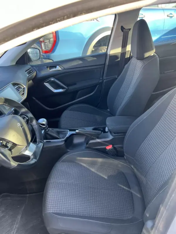 Peugeot 308 2019 - 10399 EUR, 165000 km - AUTO.MOTO.pt - 165000km - foto 6 de 7