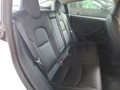 Tesla Model 3 2023 - 31900 EUR, 42949 km - AUTO.MOTO.pt - 42949km - foto 8 de 9