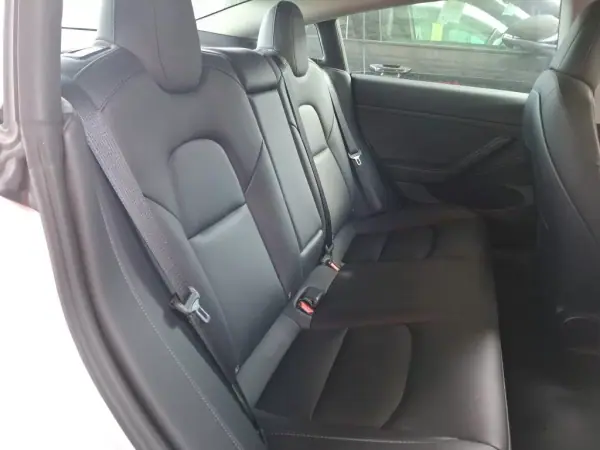 Tesla Model 3 2023 - 31900 EUR, 42949 km - AUTO.MOTO.pt - 42949km - foto 8 de 9