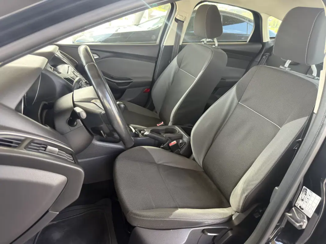Ford Focus 2012 - 8500 EUR, 203000 km - AUTO.MOTO.pt - 203000km - foto 12 de 16