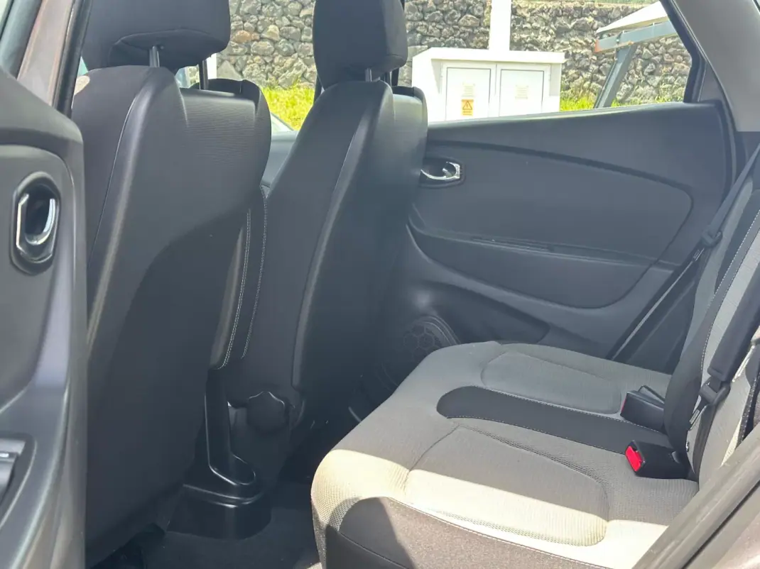 Renault Captur 2015 - 13990 EUR, 56433 km - AUTO.MOTO.pt - 56433km - foto 11 de 17