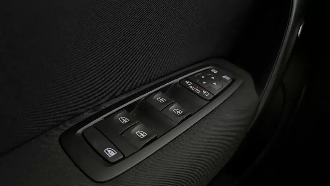 Renault Mégane Sport Tourer 2020 - 13990 EUR, 137993 km - AUTO.MOTO.pt - 137993km - foto 12 de 32