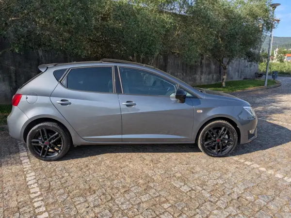SEAT Ibiza 2016 - 10900 EUR, 120000 km - AUTO.MOTO.pt - 120000km - foto 2 de 13
