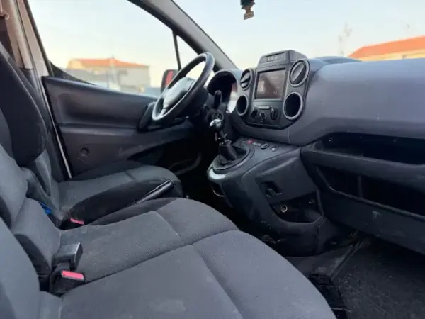 Citroën Berlingo 2017 - 11900 EUR, 176000 km - AUTO.MOTO.pt - 176000km - foto 6 de 10