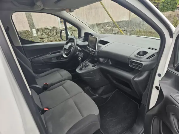 Peugeot Partner 3 lugares Longa 2021 - 10999 EUR, 140000 km - AUTO.MOTO.pt - 140000km - foto 9 de 14