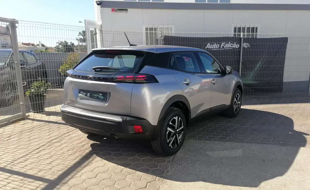 Peugeot 2008 2025 - 21900 EUR, 23898 km - 23898km - foto 3 de 17