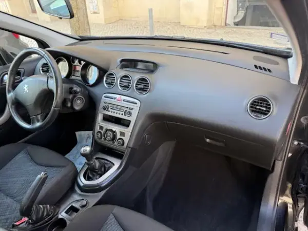 Peugeot 308 2011 - 7400 EUR, 143000 km - AUTO.MOTO.pt - 143000km - foto 20 de 31
